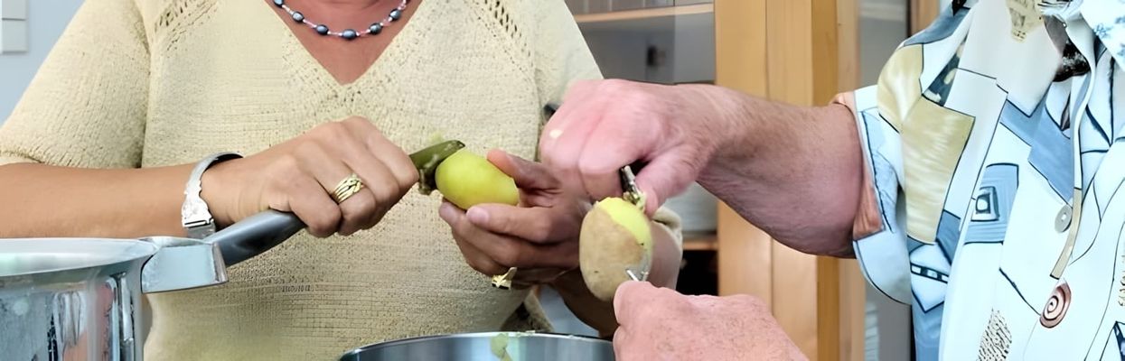 Zwei Frauen schälen Kartoffeln