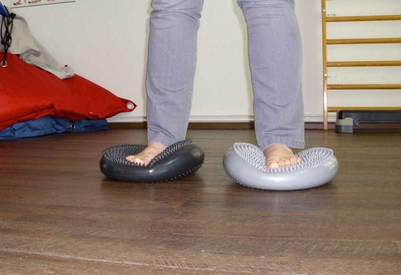 Jemand steht auf genoppten Kissen